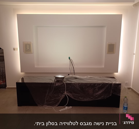 קיר גבס עם נישה מוארת ותאורה נסתרת
